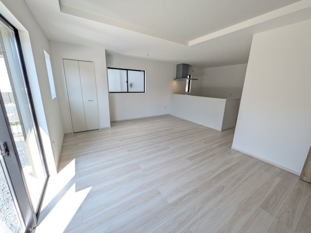 水戸市東台　1期　新築戸建　2号棟の居間・リビング|居心地の良いデザインと機能性を両立。ご友人を招いたり、趣味を楽しんだり、様々なシーンで活躍する団らんの中心地です。