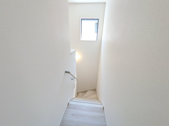 水戸市東台　1期　新築戸建　2号棟の内装|窓付きで明るい階段は、手すり付きでお子様からご年配の方まで安心して上り下りができます♪