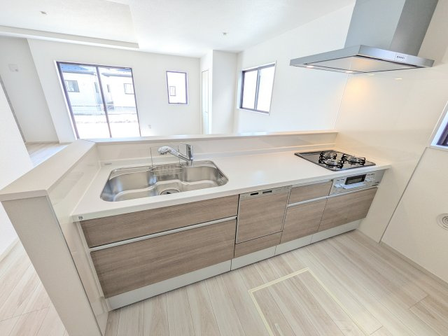 水戸市東台　1期　新築戸建　2号棟のキッチン|料理がもっと楽しくなる広々としたワークトップ。お手入れしやすい素材を採用し、日々の掃除もラクラクこなせます。