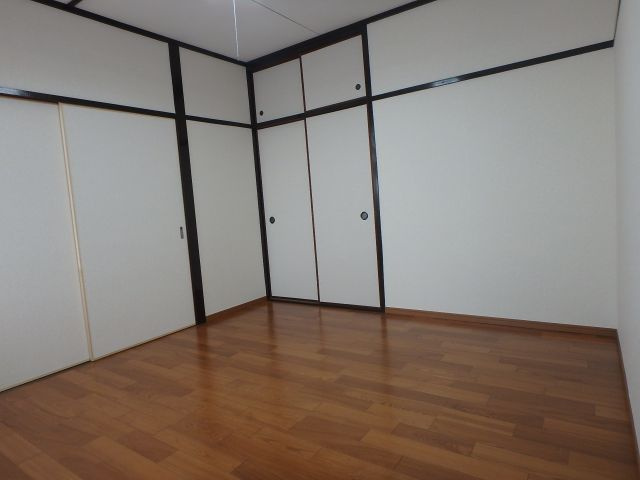 ニュー高井田マンションの洋室