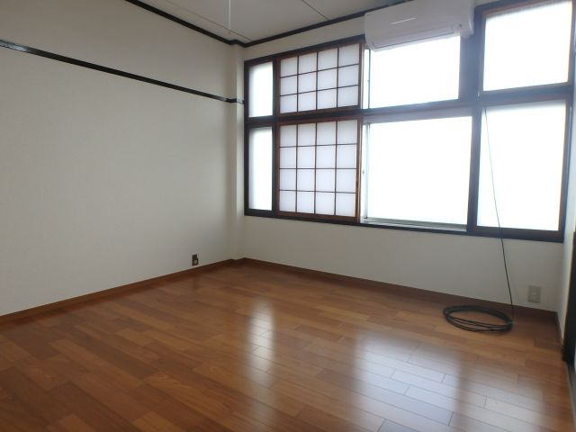 ニュー高井田マンションの洋室