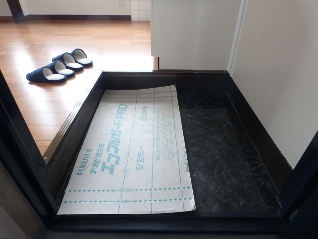 ニュー高井田マンションの玄関