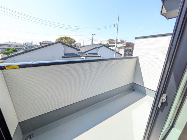 水戸市東台　1期　新築戸建　3号棟のバルコニー|洗濯物も布団もまとめて干せるワイド設計。
広々としたワイドバルコニーで、家事の効率が上がり、日々の暮らしが快適になります。