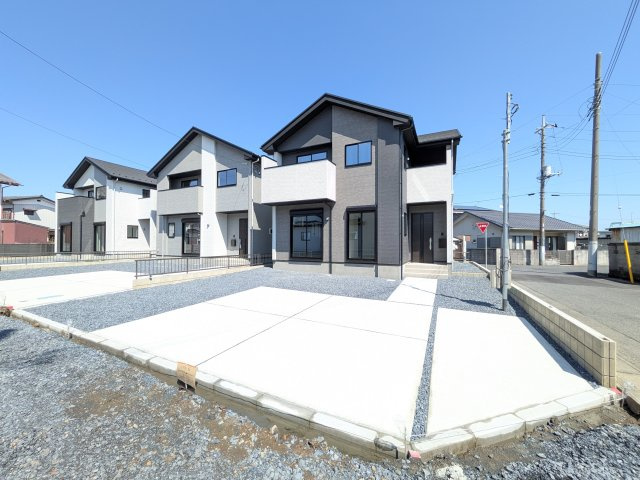 水戸市東台　1期　新築戸建　3号棟の外観|現地完成済で建物や駐車場、お庭も全てご覧いただけます。
陽当たりや敷地の広さをご確認できます！
本日のご見学も可能です♪
お気軽にお電話またはお問い合わせください。