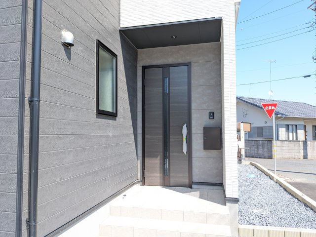 水戸市東台　1期　新築戸建　3号棟の玄関|お洒落な玄関ドアと洗練された外壁デザイン。家の顔にふさわしい上質な佇まいで、ご家族やお客様を迎えます。