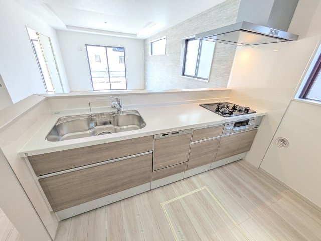 水戸市東台　1期　新築戸建　3号棟のキッチン|料理がもっと楽しくなる広々としたワークトップ。お手入れしやすい素材を採用し、日々の掃除もラクラクこなせます。