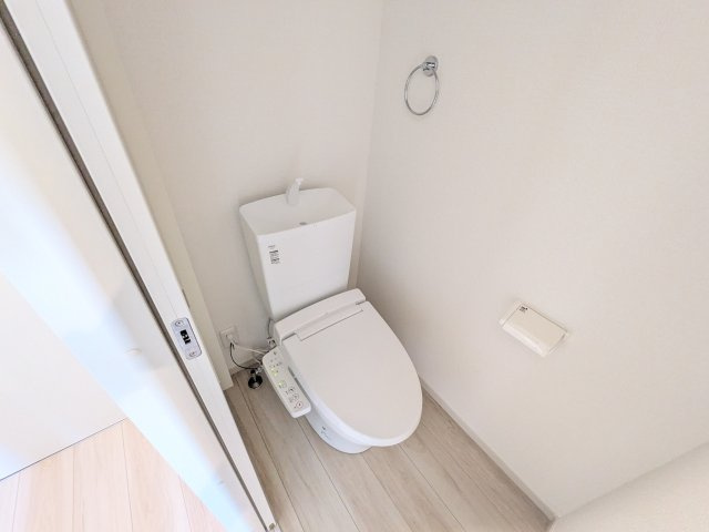 水戸市東台　1期　新築戸建　3号棟のトイレ|高い節水性能で、水道代を大幅にカット。環境とお財布に優しく、家計をしっかりサポートします。
もちろん温水洗浄便座付きです♪