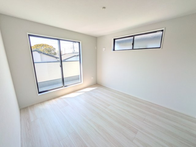 水戸市東台　1期　新築戸建　3号棟の洋室|バルコニーに面した２面採光で明るく開放的な洋室です。
デザイン性の高いアクセントクロスで、落ち着いた雰囲気を演出。収納力たっぷりのWIC完備で、室内をすっきりと保てます♪