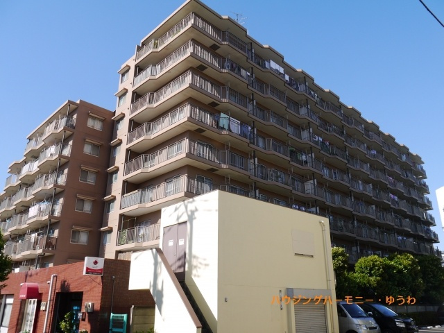 【外観】 | 洋伸小豆沢公園マンション | 陽光浴びる外観がシンプルな外観をより際立たせ、人々の記憶に存在感を植え付けます。