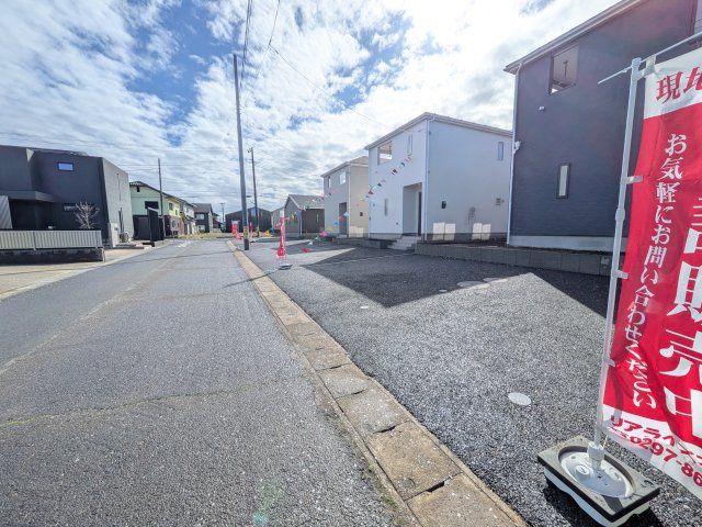 ひたちなか市平磯遠原町　第2　新築戸建て　1号棟の前面道路含む現地写真|写真だけでは伝わらない快適さを、ぜひ現地で体感しませんか？
即日見学可能です！平日のご案内も可能です♪
お気軽にお問合せまたはお電話ください！
0297-86-8370まで【リアライズ不動産】
