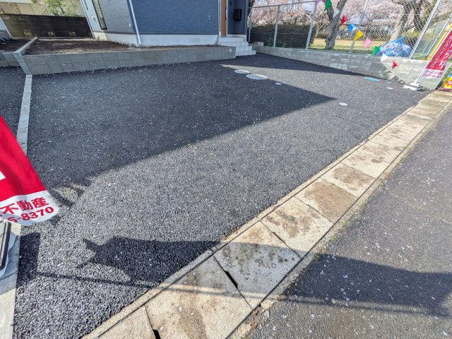 ひたちなか市平磯遠原町　第2　新築戸建て　1号棟の駐車場|駐車3台可能で、出し入れしやすいゆとりのカースペース。
月々の駐車場代が不要な点も大きな魅力です。