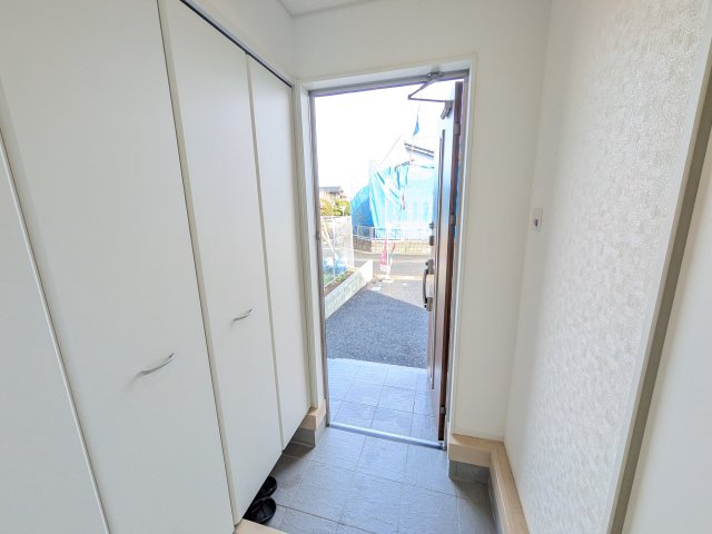 ひたちなか市平磯遠原町　第2　新築戸建て　1号棟の玄関|家族全員の靴がスッキリ片付く大容量シューズボックス完備。お客様を気持ちよく迎えられる、明るく清潔感あふれる玄関です。
