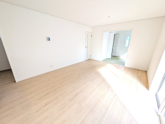 ひたちなか市平磯遠原町　第2　新築戸建て　1号棟の居間・リビング|家族の会話が自然と弾む、広々としたゆとりのLDK。南西向きの窓からたっぷりの光が射し込む明るく快適な空間です。