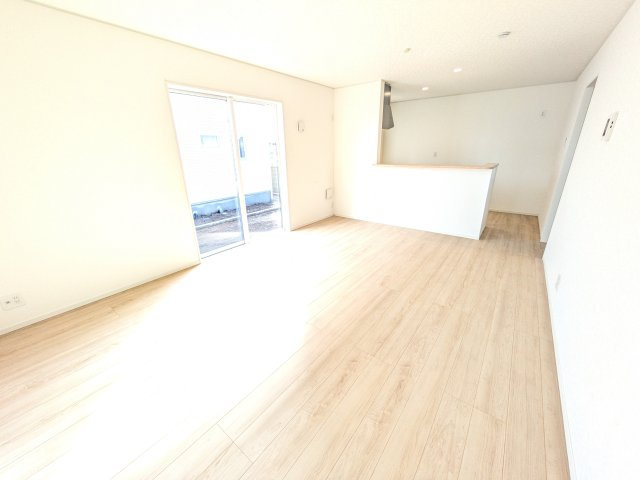 ひたちなか市平磯遠原町　第2　新築戸建て　1号棟の居間・リビング|居心地の良いデザインと機能性を両立。ご友人を招いたり、趣味を楽しんだり、様々なシーンで活躍する団らんの中心地です。