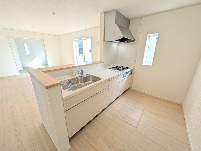 ひたちなか市平磯遠原町　第2　新築戸建て　1号棟のキッチン|対面式カウンターでリビングとの一体感を演出。使いやすい動線と豊富な収納で、毎日の料理時間も快適に過ごせます。