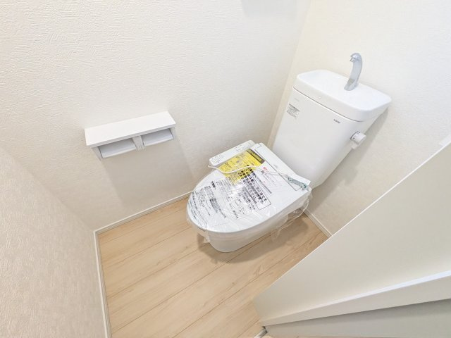 ひたちなか市平磯遠原町　第2　新築戸建て　1号棟のトイレ|少ない水でもパワフルに洗浄する節水設計。清潔さと機能性を両立させた、毎日気持ち良く使えるトイレ空間です。