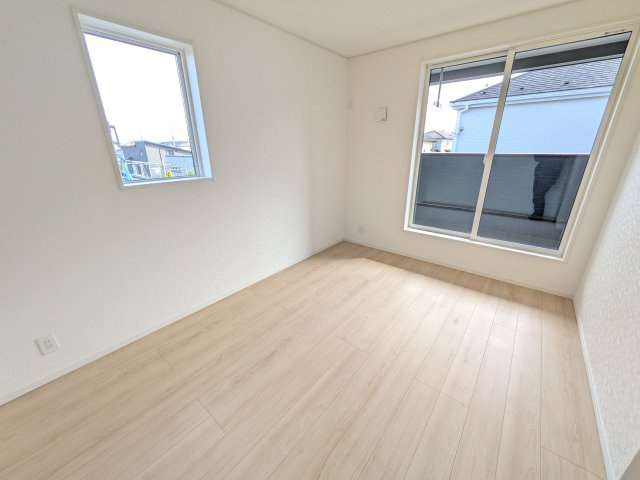 ひたちなか市平磯遠原町　第2　新築戸建て　1号棟の洋室|バルコニーに面した明るい２面採光で、毎朝爽やかな光を感じられます。
