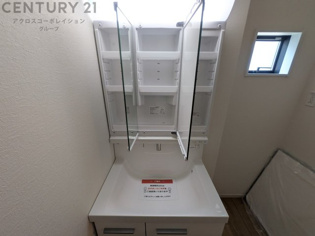 化粧品や洗顔料、歯ブラシなどの必需品をまとめて置ける収納スペースがあり、使用するたびに取り出す手間が省けます。また、水回りのため、濡れても大丈夫な素材が使用されており、お手入れが簡単です。