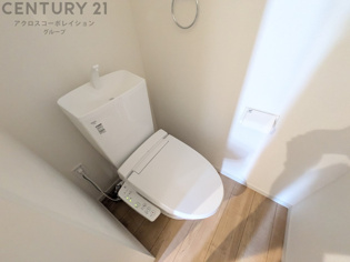 温水洗浄便座付トイレは温水洗浄機能により、暖かい水でおしりを洗浄することができ、冷たい水を使う従来の便座に比べ、温水洗浄機能で暖かいトイレを提供し、快適な使用を可能にします。