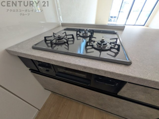 多数の調理器具を同時に使用でき、料理の効率化が可能。省エネで節約になり、様々な料理スタイルに適応できます。また、火力調整が独立しており、手入れや掃除もしやすく、今よりもっとお料理が楽しくなるかも。