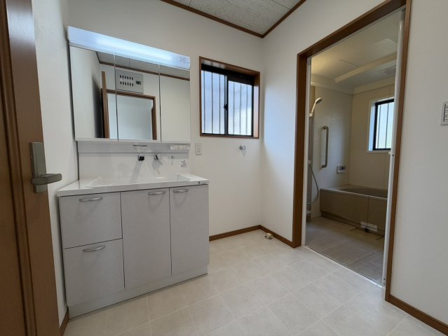 水口町本町2丁目　リフォーム済物件の独立洗面台