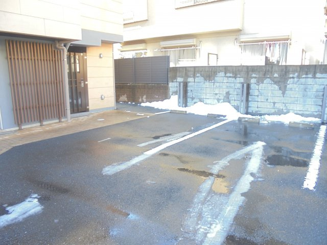 ラフレシール市川の駐車場