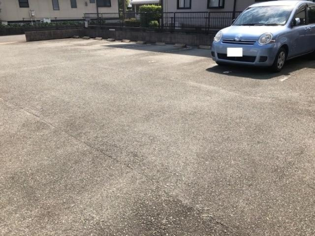 リビングタウン小森野 参番館 A棟の駐車場|駐車スペースもあります☆