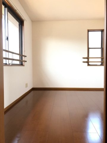 リビングタウン小森野 参番館 A棟の寝室|風通しも良い寝室です☆