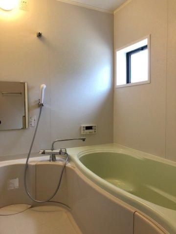 リビングタウン小森野 参番館 A棟の浴室|追い焚き機能付きのお風呂です♪