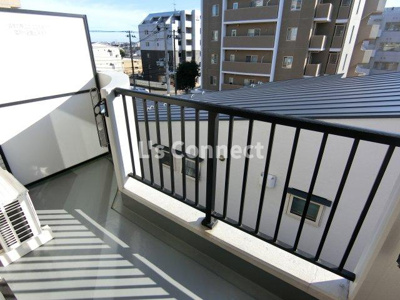 【バルコニー】 | アネーロ泉中央 | ３階のお部屋で洗濯物もたくさん干せます。