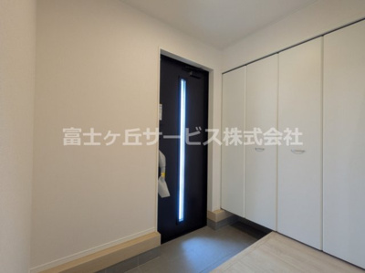 【玄関】 | 富士市入山瀬 9期 新築一戸建て 1号棟 | 収納もある玄関です