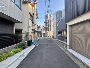 【前面道路含む現地写真】