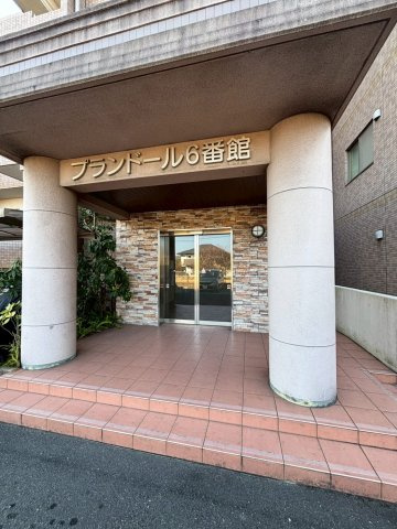 プランドール６番館のエントランス