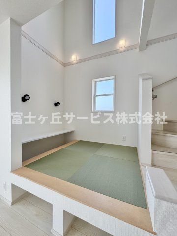 【和室】 | 焼津市石津 新築一戸建て 1号棟 | リビングにある畳の小上がり空間です