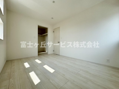 【洋室】 | 焼津市石津 新築一戸建て 1号棟 | 収納もある洋室です