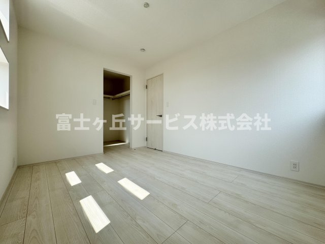 【洋室】 | 焼津市石津 新築一戸建て 1号棟 | 収納もある洋室です