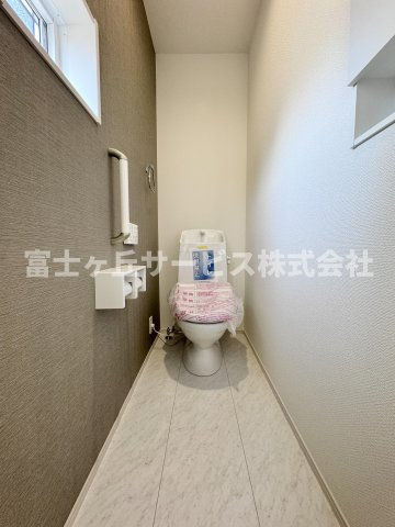 【トイレ】 | 焼津市石津 新築一戸建て 1号棟 | 1Fトイレです
2Fにも同タイプのトイレがあります