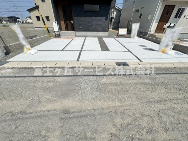 【駐車場】 | 焼津市石津 新築一戸建て 1号棟 | 車種により3台駐車可能です