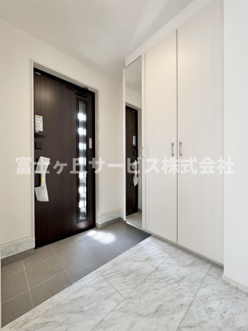 【玄関】 | 焼津市石津 新築一戸建て 1号棟 | 収納もある玄関です