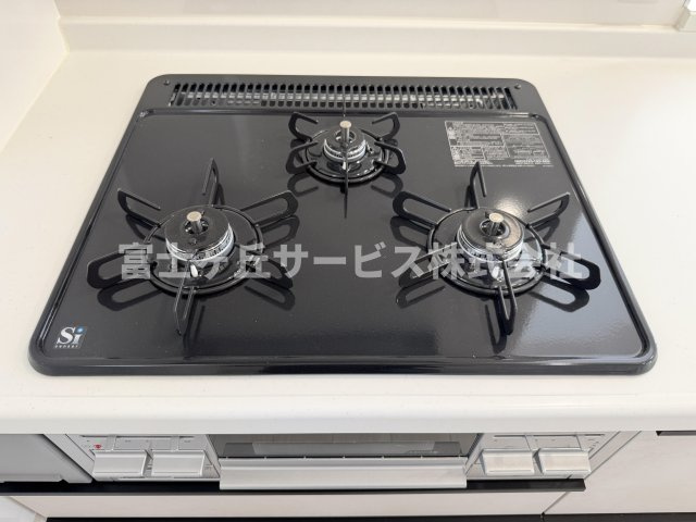 【その他】 | 焼津市石津 新築一戸建て 1号棟 | 3口コンロがあります