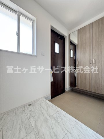 【玄関】 | 焼津市石津 新築一戸建て 2号棟 | 収納もある玄関です