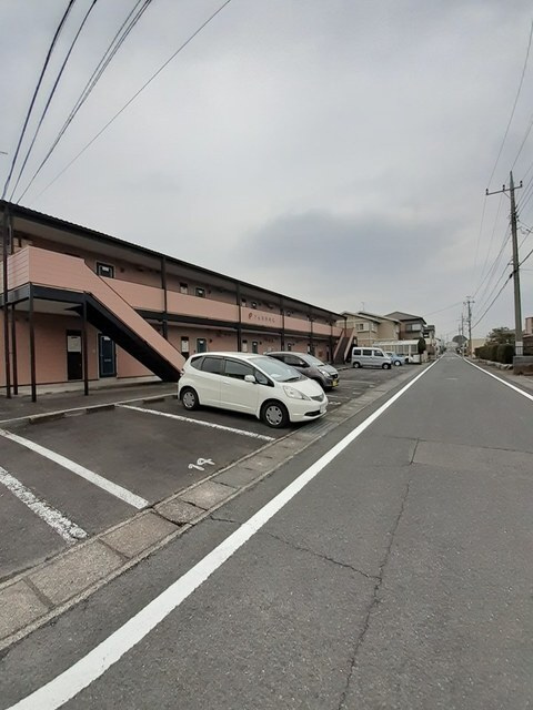 フェルド中居の駐車場