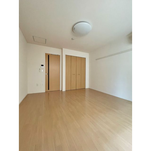 岐阜市下竹町のアパートの居間・リビング|洋室　8.8帖
