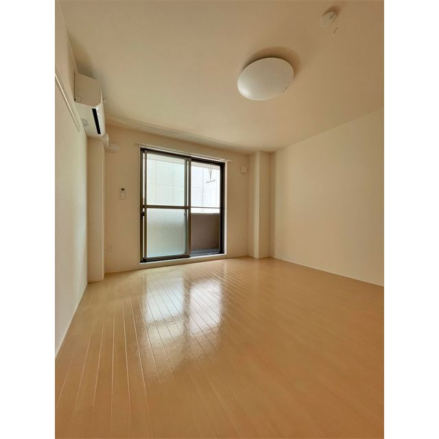 岐阜市下竹町のアパートの居間・リビング|洋室　8.8帖