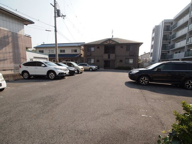 メゾンドフルーレＡの駐車場