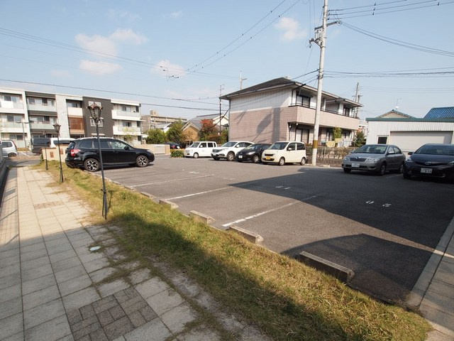 メゾンドフルーレＡの駐車場