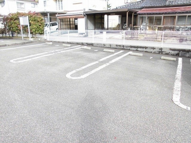 シャン・クレージュの駐車場|車をお持ちの方に嬉しい駐車場付きの物件です