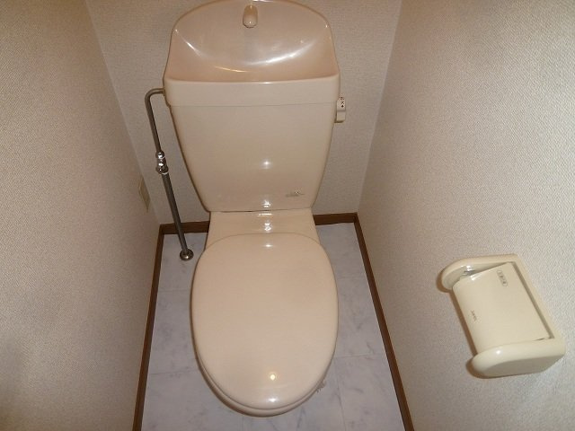 ファミーユのトイレ|落ち着いた色調のトイレです