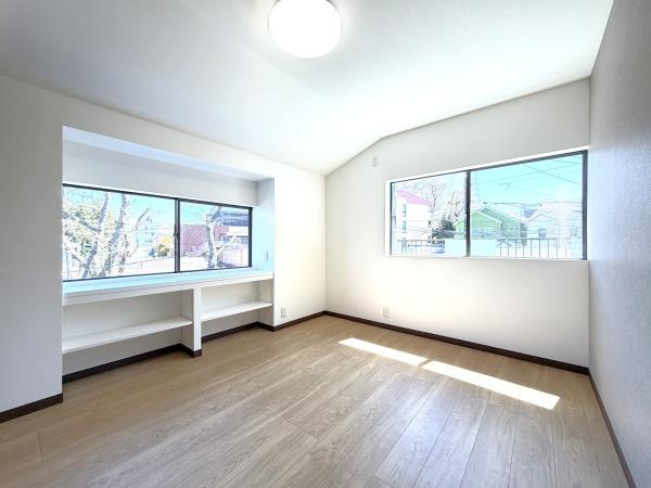 横浜市旭区中尾２丁目の中古一戸建の洋室|窓からの光が嬉しい洋室です。
収納もあり、荷物が多い方にも安心です♪