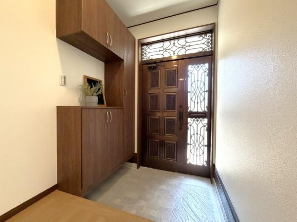 横浜市旭区中尾２丁目の中古一戸建の玄関|この明るい玄関が気持ちよく迎え入れてくれます。